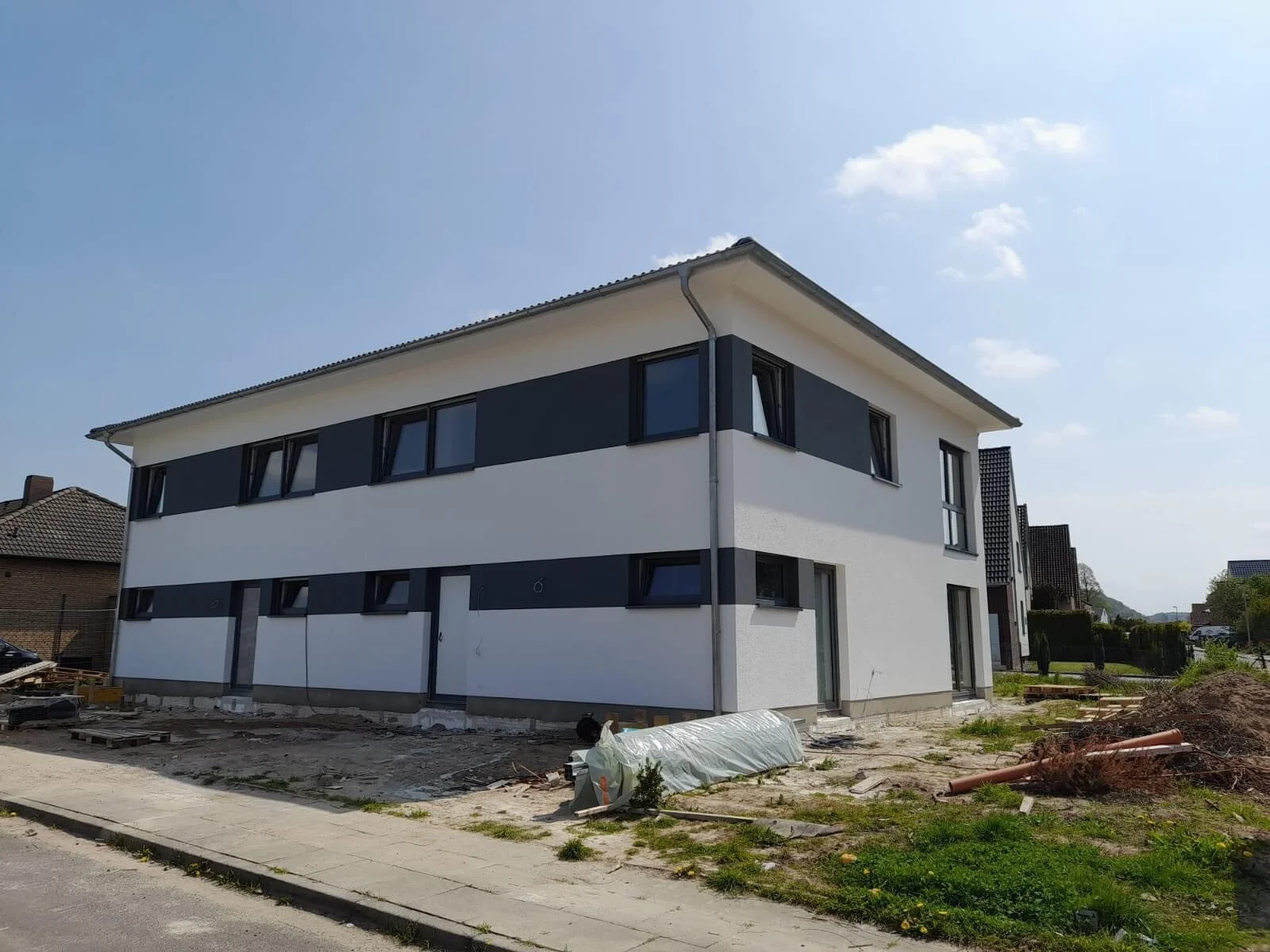 Wohnhaus mit abgesetzten Fassadenbändern
