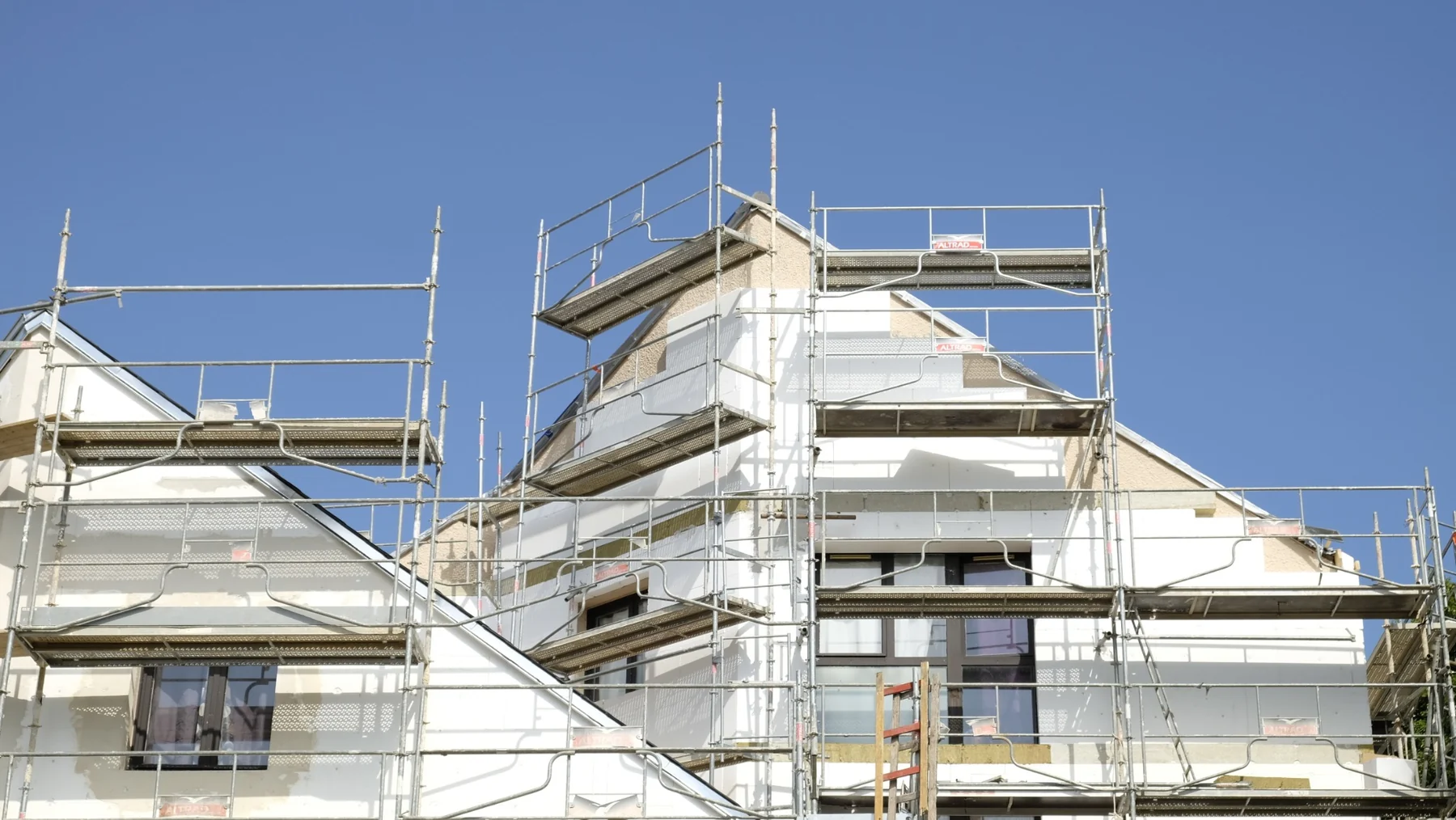 Fassadensanierung an einem Wohnhaus mit Gerüst